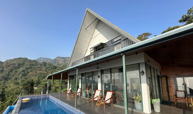 Infinity Pool & Spa Stay · RC-006